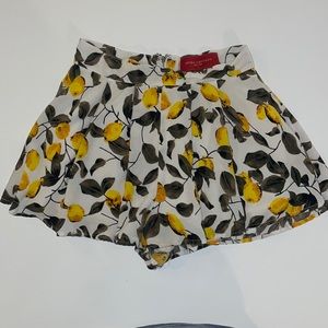 AKIRA LEMON PRINT TREE FLORAL SKORT WHITE YELLOW GREEN SKIRT FLOWY ZIP BACK
